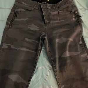 Camo Print Pants with Zipper Pockets